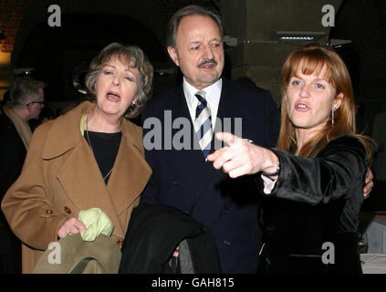 Die Stars von To The Manor Penelope Keith und Peter Bowles posieren für Fotografen mit Sarah Ferguson während der Wichtigkeit, ernsthaft nach der Party im Cafe in the Crypt, St.Martin in the Fields, Central London zu sein. Stockfoto