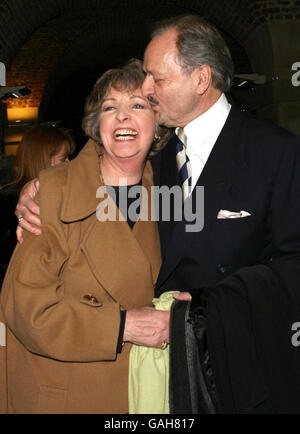 Die Stars von To The Manor, Penelope Keith und Peter Bowles, haben sich während der wichtigen Party im Café in the Crypt, St.Martin in the Fields, im Zentrum von London, ein Bild gemacht. Stockfoto