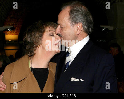 Die Stars von To The Manor, Penelope Keith und Peter Bowles, haben sich während der wichtigen Party im Café in the Crypt, St.Martin in the Fields, im Zentrum von London, ein Bild gemacht. Stockfoto