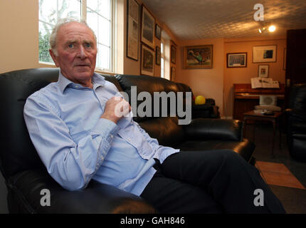 Fußball - 50. Jahrestag der Münchner Luftkatastrophe. Harry Gregg, der die Luftkatastrophe von Manchester United in München überlebte, war in seinem Haus in Co Londonderry in Nordirland. Stockfoto