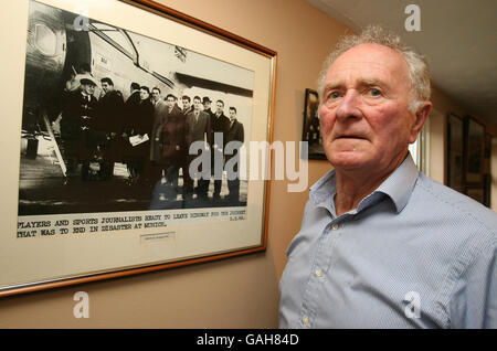 Fußball - 50. Jahrestag der Münchner Luftkatastrophe. Harry Gregg, der die Luftkatastrophe von Manchester United in München überlebte, war in seinem Haus in Co Londonderry in Nordirland. Stockfoto