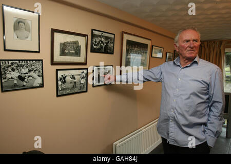 Fußball - 50. Jahrestag der Münchner Luftkatastrophe. Harry Gregg, der die Luftkatastrophe von Manchester United in München überlebte, war in seinem Haus in Co Londonderry in Nordirland. Stockfoto