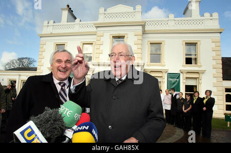 Der irische Premierminister Bertie Ahern (links) wird im Galgorm Resort and Spa in Ballymena vom nordirischen Premierminister Ian Paisley begrüßt. Stockfoto