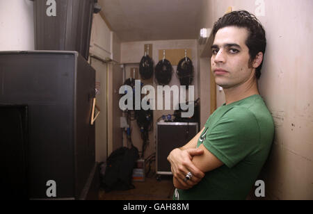 Der israelische Rockstar Aviv Geffen posiert hinter der Bühne, nachdem er sein britisches Solo-Debutkonzert in der Bush Hall im Westen Londons aufgeführt hat. Stockfoto