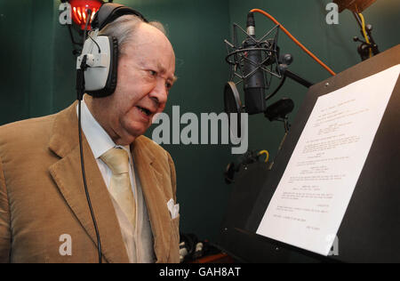 Peter Sallis liest ein Drehbuch, anlässlich seines 87. Geburtstages, während er in der Studioaufnahme für das kommende Wallace & Gromit TV Special 'A Matter of Loaf & Death', (TX: TBC Christmas 2008) bei der Sound Company in London ist. Stockfoto