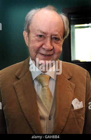 Peter Sallis anlässlich seines 87. Geburtstages, während der Studioaufnahme für das kommende Wallace & Gromit TV Special 'A Matter of Loaf & Death', (TX: TBC Christmas 2008) bei der Sound Company, in London. Stockfoto