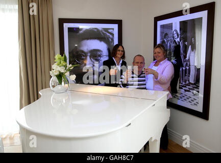 Julia Baird (links), John Lennons Halbschwester, mit Peter Carswell und Sandra Exley - die ersten Leute, die in der John Lennon Suite im Hard Day's Night Hotel in Liverpool übernachten. Stockfoto