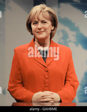 Eine Wachsfigur der deutschen Bundeskanzlerin Angela Merkel wird in der Political Leaders Zone von Madame Tussauds, London enthüllt. Stockfoto