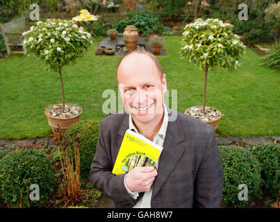 Der Fernsehgärtner Joe Swift startet das Yellow Book Garden Directory 2008 des National Gardens Scheme in einem der offenen Gärten der NGS'S in Herne Hill, im Süden Londons. Stockfoto
