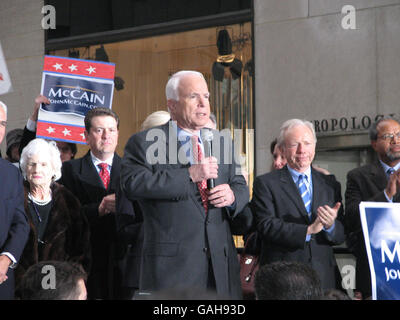 Republikanischer Spitzenreiter John McCain bei einer Kundgebung am Rockefeller Plaza in Manhattan, New York. Stockfoto