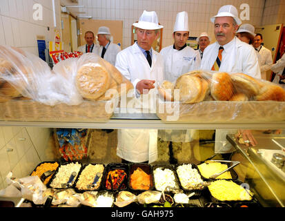 Der Prinz von Wales trägt einen weißen Hut und einen weißen Mantel, als er die Salatbar im Royal Brompton Hospital in West London, wo er heute war, inspiziert. Stockfoto