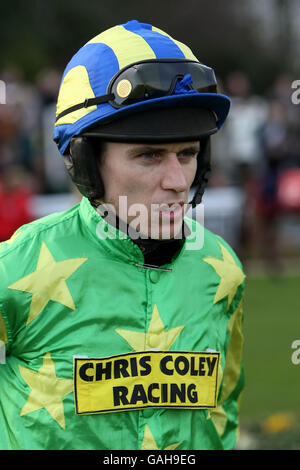 Pferderennen - Totesport Masters - Comedy bei den Rennen - Sandown Park Racecourse. Irish Raptor Jockey P.J Brennan Stockfoto