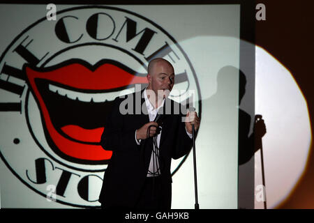 Pferderennen - Totesport Masters - Comedy bei den Rennen - Sandown Park Racecourse. Roger Monkhouse, Comedian Stockfoto