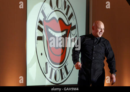 Pferderennen - Totesport Masters - Comedy bei den Rennen - Sandown Park Racecourse. Terry Alderton, Comedian Stockfoto