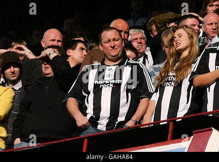 Newcastle United Besitzer Mike Ashley (Mitte) in der Tribüne nach John Carew erzielt sein zweites Tor für Aston Villa. Stockfoto