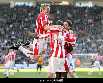 Rory Delap von Stoke City feiert mit seinem Teamkollegen Paul Gallagher Liam Lawrence und Mamady Sidibe den Torstand gegen Wolverhampton Wanderers während des Coca-Cola Championship-Spiels in Molineux, Wolverhampton. Stockfoto