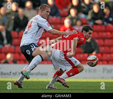 Barnsley's Daniel Nardiello und West Bromwich Albion's Martin Albrechtsen tussle sich während des Coca-Cola Championship-Spiels in Oakwell, Barnsley. Stockfoto