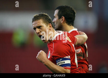 Fußball - Coca Cola Championship - Barnsley gegen Sheffield Mittwoch - Oakwell. Brian Howard von Barnsley feiert nach dem Coca-Cola Championship-Spiel in Oakwell, Barnsley. Stockfoto