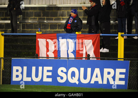 Fußball - Setanta Shield - Südteil - Fünfte Runde - St Albans City / Aldershot Town - Clarence Park. Fans von Aldershot Town, während des Spiels auf der Tribüne. Stockfoto