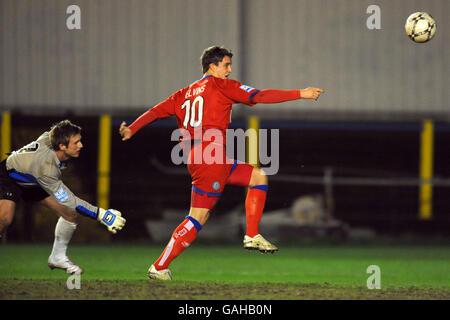 Fußball - Setanta Shield - Südteil - Fünfte Runde - St Albans City / Aldershot Town - Clarence Park. Rob Elvins von Aldershot Town umrundet Nick Eyre, Torhüter von St. Albans City, um das Eröffnungstreffer des Spiels zu erzielen. Stockfoto