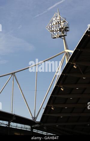 Fußball - Barclays Premier League - Bolton Wanderers V Portsmouth - Reebok Stadium. Gesamtansicht der Flutlichter im Reebok Stadium Stockfoto