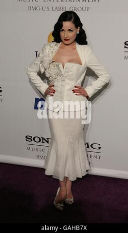 DITA von Teese kommt bei der Carl Davis Pre-Grammy Party im Beverley Hilton Hotel, Los Angeles an. Stockfoto