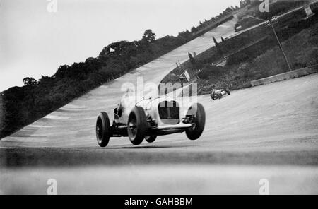 Der berühmte Rennfahrer John Cobb in seiner Napier Railton beim 500 Miles Race in Brooklands. Stockfoto