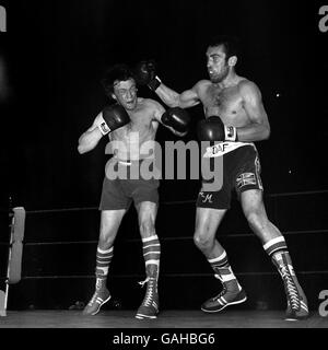 Champion Tony Sibson nimmt es dem Herausforderer Alan Minter, dem ehemaligen Weltmeister, auf den Kopf. Sibson behielt seinen Titel, als der Schiedsrichter den Kampf in der dritten Runde beendete, nachdem Minter zweimal niedergeschlagen worden war. Stockfoto