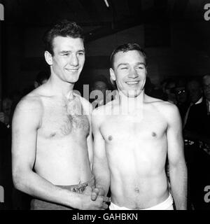 Der britische und europäische Weltmeister Peter Waterman (l) schüttelt sich die Hände mit dem britischen Leichtgewicht-Champion Dave Charnley (r), als sie sich für das Einwiegen vor ihrem Kampf trafen. Dave Charnley gewann den Kampf von TKO in der 5. Runde. Stockfoto