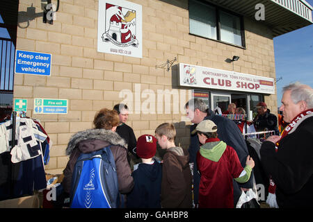 Northampton Town-Fans sehen sich die im Club-Shop angezeigten Gegenstände an. Stockfoto