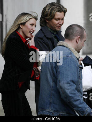 Heather Mills verlässt den High Court, wo sie das Scheidungsverfahren mit Sir Paul McCartney fortgesetzt hat. Stockfoto