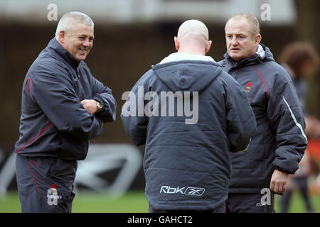 Trainer Warren Gatland und Team Manager und Selector Alan Phillips sprechen mit Coach Shaun Edwards während einer Trainingseinheit am Welsh Institute of Sport, Sophia Gardens, Cardiff. Stockfoto