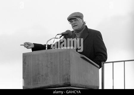 Der amerikanische Evangelist Billy Graham predigte zum ersten Mal in seinem 40-jährigen Ministerium mit seiner Stoffkappe in der feuchten Kälte des Roker Park Stadions von Sunderland, um seine zweite Serie von Mission England Meetings zu eröffnen. Stockfoto