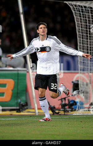 Fußball - Internationale Freundschaften - Österreich - Deutschland - Ernst Happel Stadion. Deutschlands Mario Gomez feiert den Torreigen Stockfoto