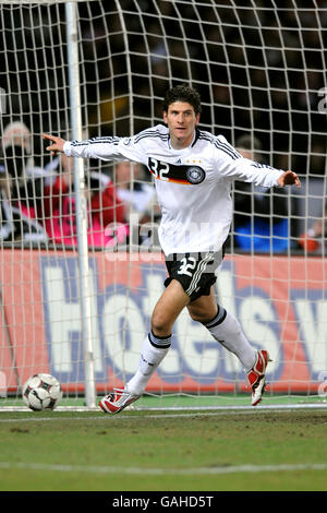 Fußball - Internationale Freundschaften - Österreich - Deutschland - Ernst Happel Stadion. Deutschlands Mario Gomez feiert den Torreigen Stockfoto