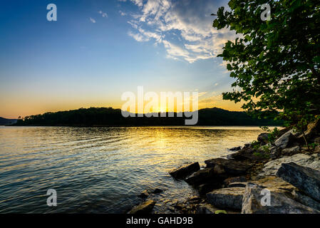 Ein unglaublich farbenfrohen Sonnenuntergang über Höhle Run See im Daniel Boone National Forest. An windigen Bucht Angeln Punkt erfasst. Stockfoto