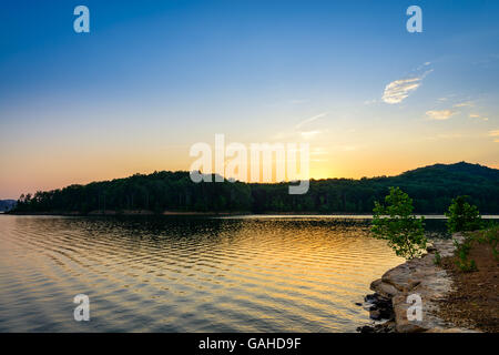 Ein unglaublich farbenfrohen Sonnenuntergang über Höhle Run See im Daniel Boone National Forest. An windigen Bucht Angeln Punkt erfasst. Stockfoto