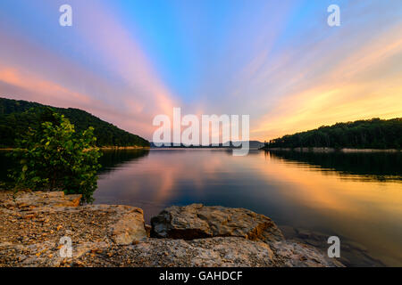 Ein unglaublich farbenfrohen Sonnenuntergang über Höhle Run See im Daniel Boone National Forest. An windigen Bucht Angeln Punkt erfasst. Stockfoto