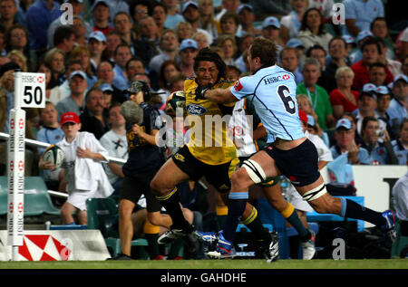 Rugby Union - Investec Super 14 - Waratahs / Hurricanes - Sydney Football Stadium. Waratahs bekämpft die Hurricanes Rodney so'Oialo beim Eröffnungsspiel der Saison der Super 14 für die NSW-Warartahs und die neuseeländischen Hurricanes Stockfoto