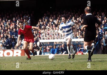 Gerry Francis (r) von Queens Park Rangers sucht nach einem Pass Als Liverpools Ray Kennedy (l) ihn schließt Stockfoto