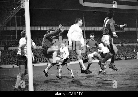 John Aston von Manchester United (r) flickt den Ball über Tottenham Hotspur's Dave Mackay (c) und Pat Jennings (l) hinaus, beobachtet von Teamkollege George Best (zweite r) und Tottenham's Alan Mullery (zweite l) Stockfoto