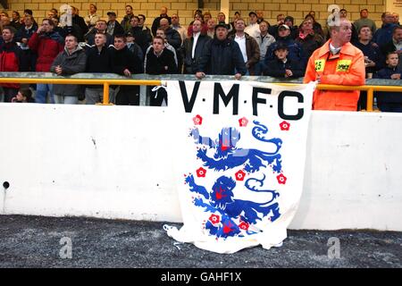 Fußball - AXA FA Cup - erste Runde - Vauxhall Motors gegen Queens Park Rangers. Die Fans von Vauxhall Motors beobachten ihre Mannschaft, wie sie das Deva Stadium, die Heimat von Chester City, für das Spiel gegen die Queens Park Rangers übernehmen Stockfoto