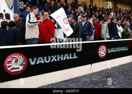 Fußball - AXA FA Cup - erste Runde - Vauxhall Motors gegen Queens Park Rangers. Die Fans von Vauxhall Motors beobachten ihre Mannschaft, wie sie das Deva Stadium, die Heimat von Chester City, für das Spiel gegen die Queens Park Rangers übernehmen Stockfoto