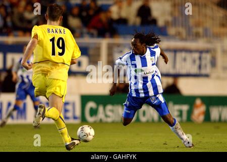 Fußball - UEFA-Cup - Dritte Runde - erste Etappe - Malaga gegen Leeds United. Malagas Kiki Musampa (r) wird von Eirik Bakke (l) von Leeds United geschlossen Stockfoto