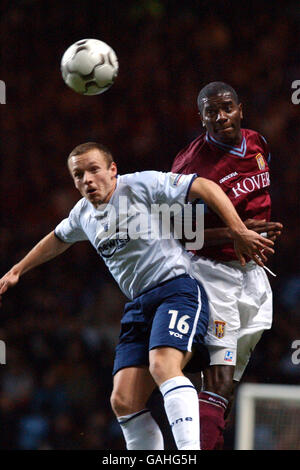 Fußball - Worthington Cup - vierte Runde - Aston Villa gegen Preston North End. Ian Taylor von Aston Villa und Paul McKenna von Preston North End springen um den Ball Stockfoto