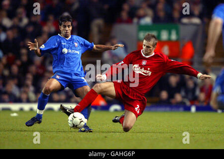 Igor Biscan von Liverpool kämpft mit Pablo Counago von Ipswich Town Stockfoto