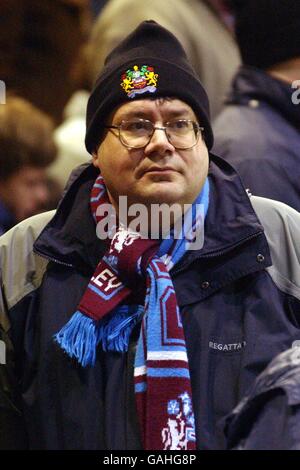 Fußball - Worthington Cup - vierte Runde - Burnley gegen Manchester United. Ein Burnley-Fan mit Hut und Schal Stockfoto