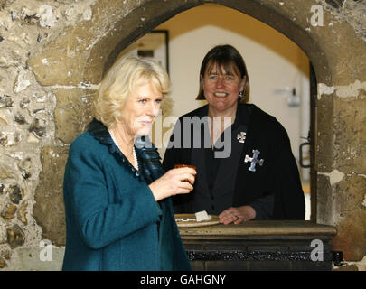 Die Herzogin von Cornwall bittet den Wayfarer's Dole, nachdem sie im Hospital of St Cross und im Almshouse of Noble Poverty in Winchester angekommen ist. Stockfoto