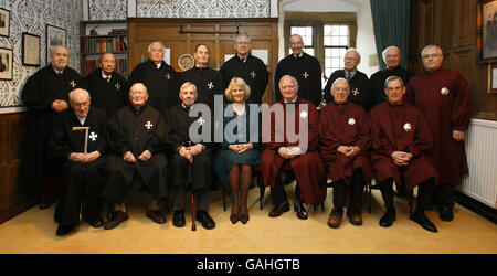 Die Herzogin von Cornwall posiert für ein Gruppenfoto mit den Brüdern während eines Besuchs im Hospital of St Cross und im Almshouse of Noble Poverty in Winchester. Stockfoto