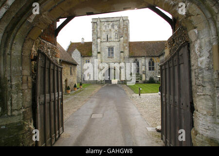 Ein allgemeiner Blick auf das Hospital of St Cross und das Almshouse of Noble Poverty in Winchester. Es ist das älteste noch bestehende Almshouse in England und bietet seit über 850 Jahren Nahrung und Unterkunft für Menschen in Not. Heute ist es eine Gemeinschaft von älteren Herren, die immer noch das traditionelle Kleid und Schürfhut tragen. Stockfoto